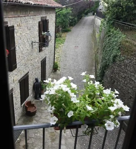 Il Borgo In Un Castello *